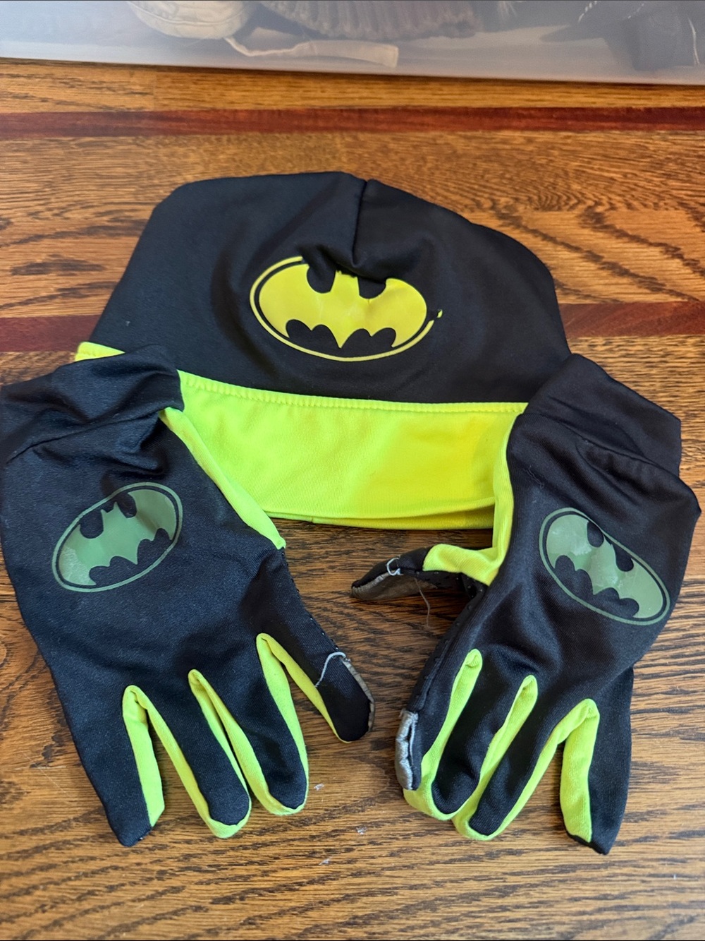 Batman Black and Neon Green Kids Hat & Glove Set